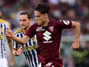 Torino's Italian midfielder #28 Samuele Ricci controls the ball during the Italian Serie A football match between Torino and Juventus at the Grande Torino Stadium in Turin on April 13, 2024. (Photo by MARCO BERTORELLO / AFP)