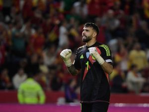 Spain's goalkeeper #01 David Raya celebrates victory at the end of the UEFA Nations League, league A group 4 football match between Spain and Serbia at the Nuevo Arcangel stadium in Cordoba, on October 15, 2024. (Photo by CRISTINA QUICLER / AFP)