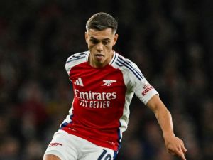 Arsenal's Belgian midfielder #19 Leandro Trossard controls the ball during the UEFA Champions League football match between Arsenal and Shakhtar Donetsk at the Emirates Stadium in north London on October 22, 2024. (Photo by Glyn KIRK / AFP)