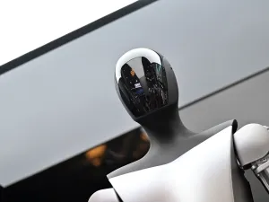 Video: Tesla robots spotted shopping in a US mall