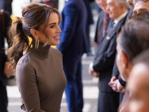 الملكة رانيا تخطف الأنظار بإطلالتها البنيّة في روما