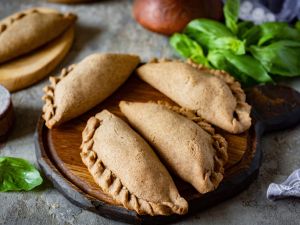 طريقة عمل معجنات بالجبنة والبقدونس