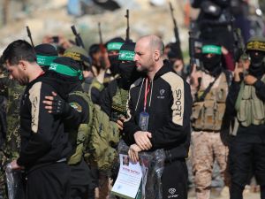 Palestinian militants escort Israeli-Argentinian Yair Horn (C) and Israeli-American Sagui Dekel-Chen 