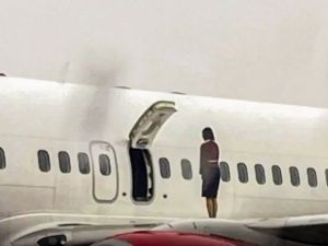 Eastar Jet attendants take selfie on plane wing during a flight  delay. (Social media) Eastar Jet attendants take selfie on plane wing