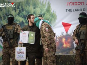 Israeli captive kisses Al-Qassam fighters during release, sparking global reactions
