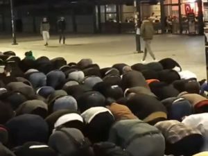 Turkish crowds protest by praying in front of Espressolab