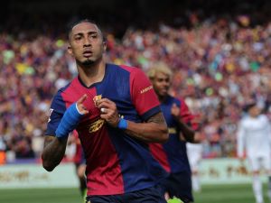 في قلب الكلاسيكو..رافينيا يوجه رسالة مباشرة إلى طبيب ريال مدريد