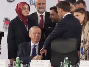 Erdogan grabs Macron’s finger in viral summit moment