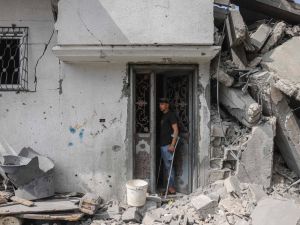 فلسطيني يقف أمام أنقاض منزل استهدفته غارات إسرائيلية في جباليا شمال غزة يوم الاثنين (أ.ف.ب)