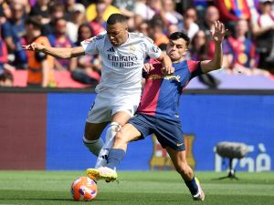 برشلونة يُحضّر لإطلاق قميص "الكلاسيكو" الخاص لموسم 2025–26