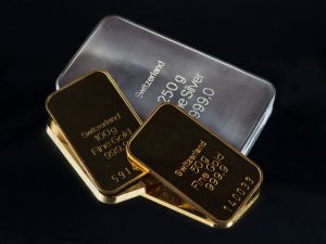 تراجع مفاجئ بعد صعود الدولار واقتراب المعدن من قمة 4 أسابيع