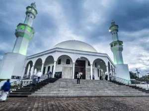قلق المسلمين بعد تخريب مساجد تكساس وكاليفورنيا       
