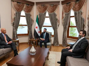  المبعوث الأميركي إلى سوريا، توماس باراك برفقة الشرع والشيباني