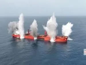  الحوثيون يبثون مشاهد استهداف وإغراق السفينة "ماجيك سيز" في البحر الأحمر