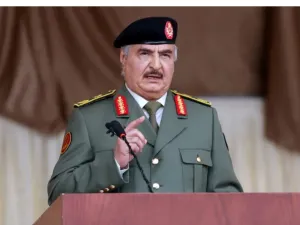 قائد الجيش الليبي خليفة حفتر (رويترز)