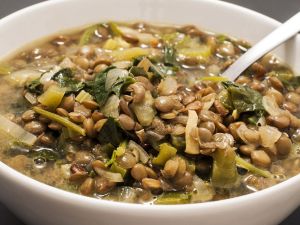شوربة العدس مع السبانخ شوربة العدس مع السبانخ