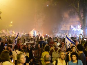 متظاهرون يضرمون النار في حاويات قرب منزل نتنياهو