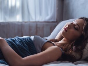 أوضاع نوم صحية لراحة أفضل أوضاع نوم صحية لراحة أفضل