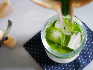 فوائد تمرير مكعبات ثلج الماتشا على الوجه فوائد تمرير مكعبات ثلج الماتشا على الوجه