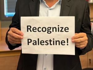 لافتة "اعترف بفلسطين" توقف خطاب ترامب في الكنيست وتطيح بنائبين