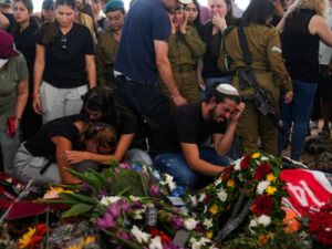 ردة فعل العائلات الإسرائيلية بعد تسلّم رفات أبنائها من غزة