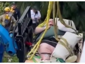 رافعة تنقذ رجلًا شديد السمنة من شقته رافعة تنقذ رجلًا شديد السمنة من شقته