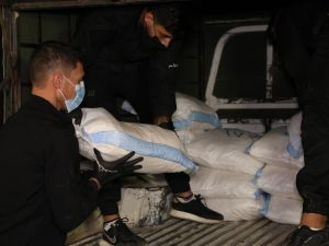 ضبط سيارة محمّلة بـ11 مليون حبة كبتاغون في حمص ضبط سيارة محمّلة بـ11 مليون حبة كبتاغون في حمص