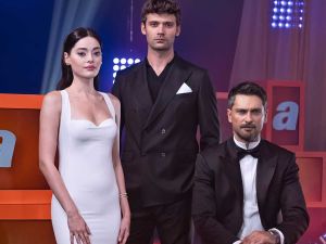 مسلسل الغريب في المرآة مسلسل الغريب في لمرآة