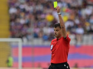 برشلونة يرى أن ازدواجية التحكيم تجعل الفوز بالليغا مهمة صعبة