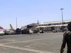 A Sudanese army soldier looks at a heavily damaged aircraft at Khartoum's airport, a day after it was cleared of Sudanese paramilitary Rapid Support Forces (RSF) fighters, on March 27, 2025. (Photo by AFP) Khartoum airport