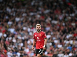 بول باركر يحذر: لوك شو قد يكون نقطة ضعف مانشستر يونايتد أمام سرعة وطاقة ليفربول