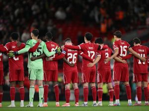 ليفربول يتلقى صدمة بإصابة أحد نجومه الشباب وغيابه حتى نهاية العام