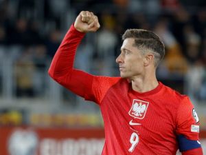 سلوك محيّر من ليفاندوفسكي.. لعب مصابًا رغم تحذيرات برشلونة