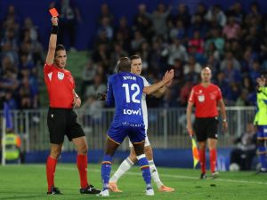 تقرير الحكم يحدد عقوبة محتملة على نيوم بعد طرده أمام ريال مدريد