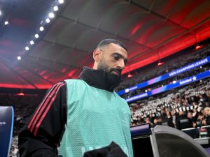 بعد خماسية فرانكفورت.. صلاح يغادر غاضبًا وسلوت يبرر: "القرار كان صعبًا"