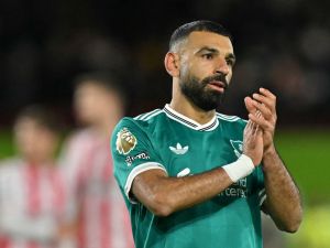 روني يشكك في قيادة محمد صلاح داخل غرفة ملابس ليفربول