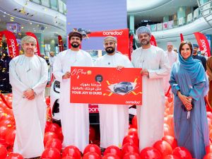 Ooredoo تُفاجئ الفائز الأول في عرض سحوبات O Plus بسيارة BYD في مسقط جراند مول