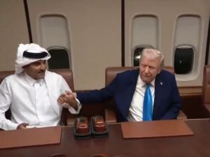 ترامب يرفض النزول في قطر ويستقبل أميرها على متن الطائرة