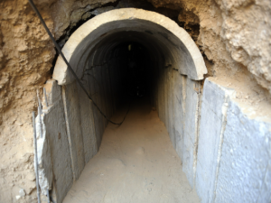 حفر نفق أسفل مسجد لسرقة مكتب بريد بمصر