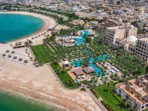 عامٌ من التألّق: ريكسوس المعيريض رأس الخيمة يحتفل بالذكرى السنوية الأولى مع مهرجان "أكتوبر فيست" على شاطئ البحر