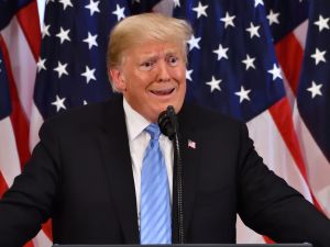 ترامب يُربك رئيس وزراء باكستان وهو يدفعه ترامب يُربك رئيس وزراء باكستان وهو يدفعه