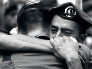 لا تفوت: مشاهد لانتشال رفات الجنود من قلب الأنفاق لا تفوت: مشاهد لانتشال رفات الجنود من قلب الأنفاق