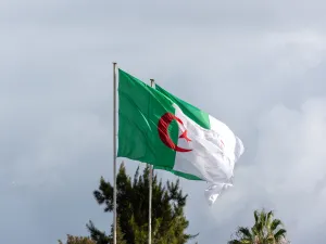 أزمة الأيتام بعد سن الرشد في الجزائر