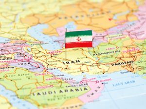 إيران تنقل برج التقطير العملاق بوزن 420 طناً إلى قشم