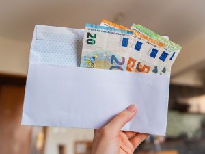 روبرت كيوساكي: الأغنياء هم من يجعلون المال يعمل من أجلهم