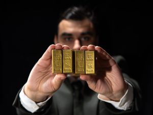 الذهب يرتفع وسط إقبال على الشراء بعد تراجع 3 أسابيع