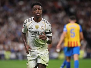 نجم ريال مدريد يرتدي حذاءً يحمل اسم لاعبة برشلونة