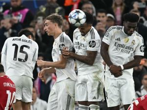 ضربة جديدة.. ريال مدريد يفقد مدافعه الشاب دين هويسن بسبب إصابة عضلية