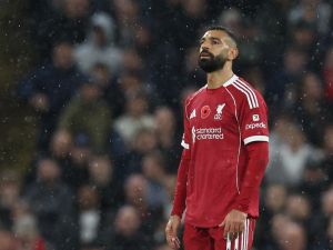 أسطورة مانشستر يونايتد يهاجم صلاح: "ترك برادلي وحيدًا في مواجهة دوكو"