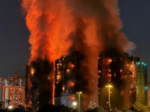 سكان يقفزون للنجاة… والمشهد صادم!